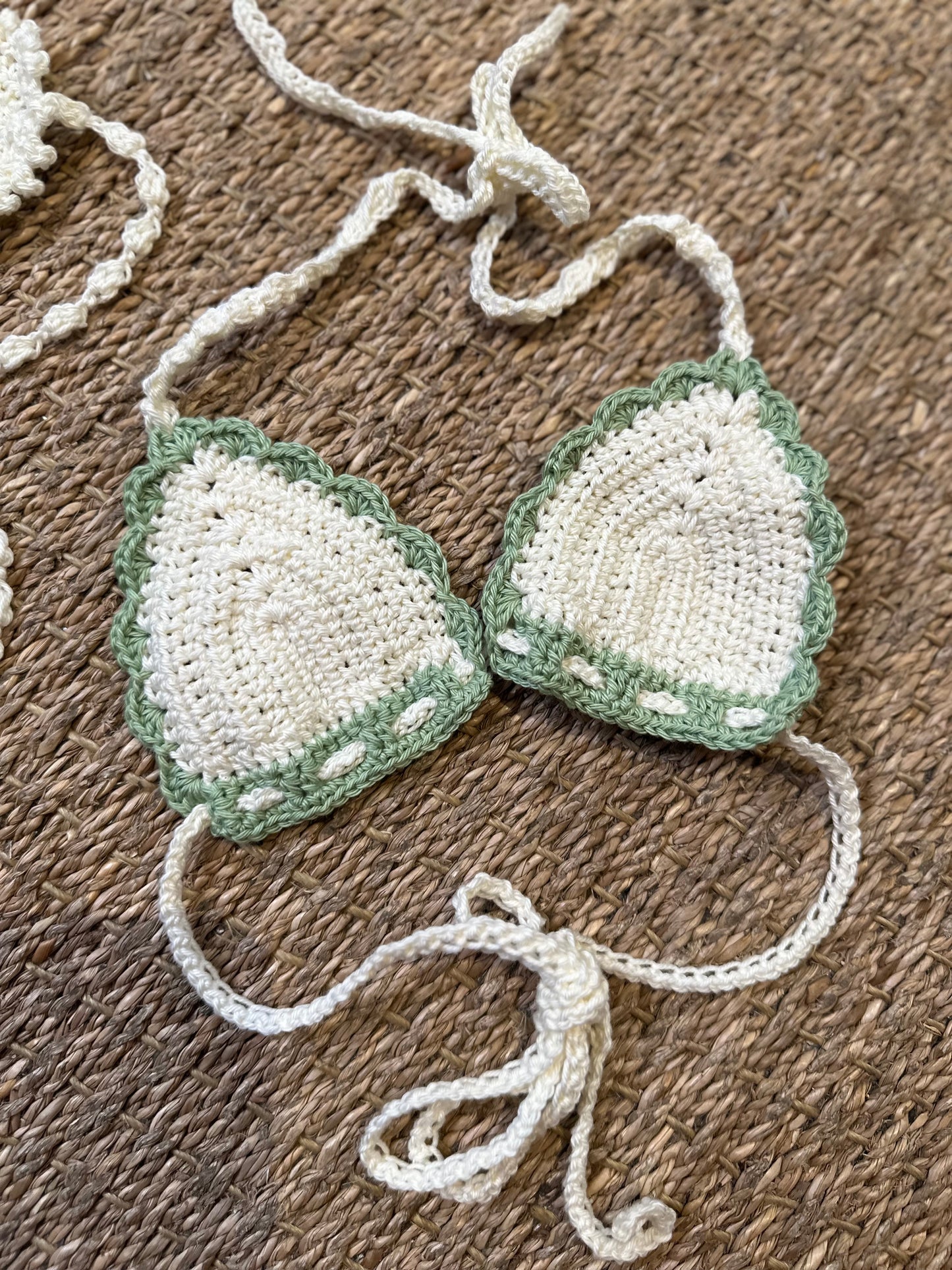 Haut de bikini en crochet enfant - Le Monde De Lélia Écru et vert